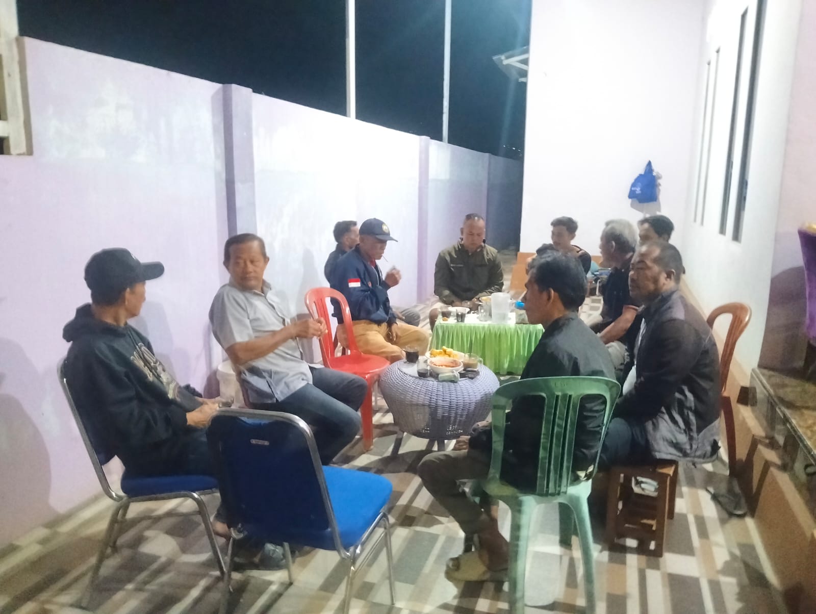 Ngopi dan Sukun Goreng, RT/RW Se-Kelurahan Lembang Perkuat Silaturahmi Bersama KKN UIN Alauddin Makassar